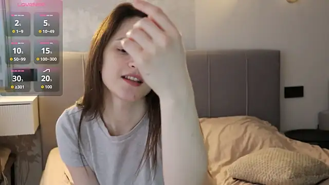 ellyellow online show from April 19, 8:02 am