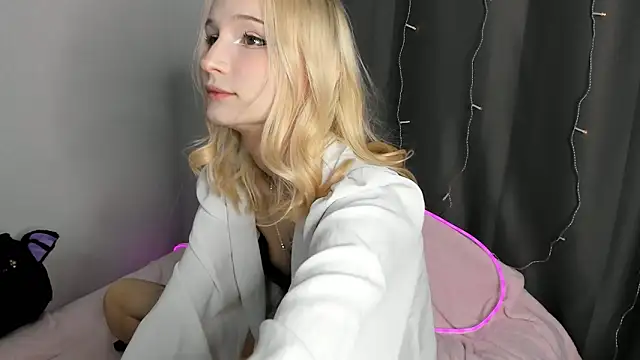 SophiaDarsly online show from May 1, 9:08 pm
