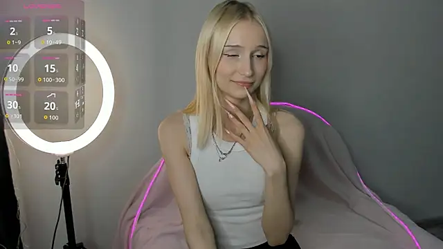 SophiaDarsly online show from May 8, 2:55 pm