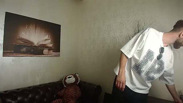 KyloEast online show from June 20, 4:15 am
