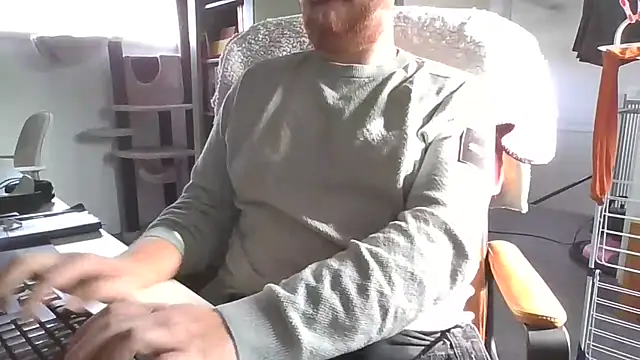 richard9718 online show from May 5, 3:42 pm