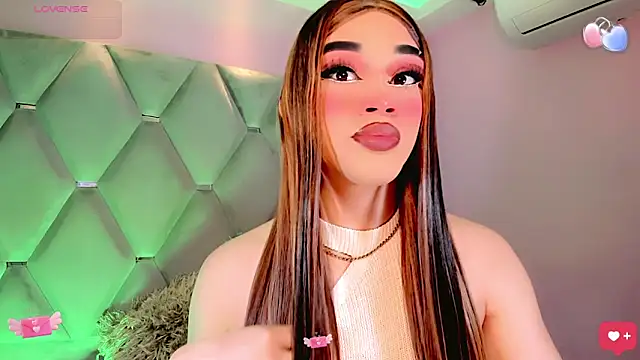 Snapshot of Camila_Vasquezz1 chatting on May 26, 11:39 am Camila Vasquezz1 online show from May 26, 11:39 am