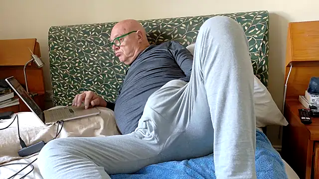 Snapshot of KinkCentral chatting on April 24, 6:16 am KinkCentral online show from April 24, 6:16 am