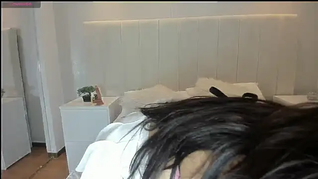 laura scott  online show from April 30, 11:38 am