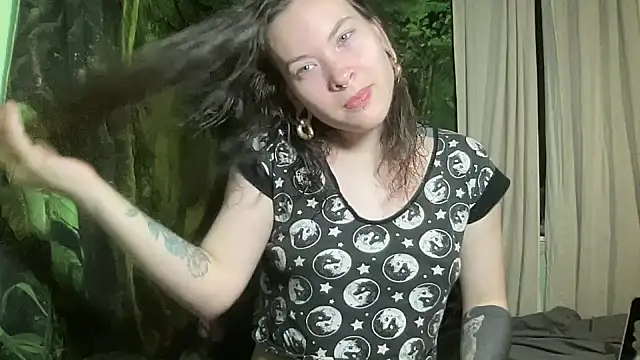 Snapshot of mo0ngoddess chatting on January 6, 1:53 am mo0ngoddess online show from January 6, 1:53 am