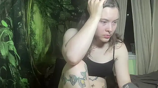 Snapshot of mo0ngoddess chatting on February 12, 2:50 am mo0ngoddess online show from February 12, 2:50 am