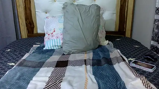 Snapshot of creamyamber chatting on December 19, 2:40 am creamyamber online show from December 19, 2:40 am