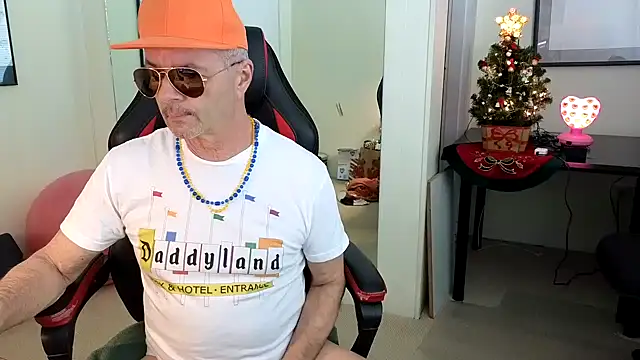 Snapshot of hotdadbod chatting on December 6, 9:13 pm hotdadbod online show from December 6, 9:13 pm