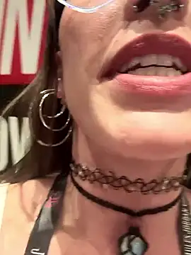 Snapshot of lil_martian chatting on January 22, 11:43 pm lil martian online show from January 22, 11:43 pm