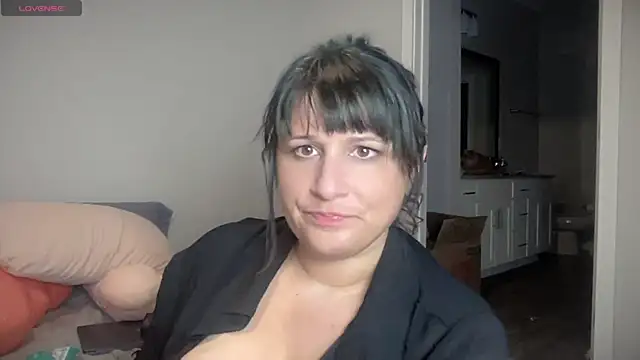 Snapshot of maddiliz chatting on March 12, 12:10 am maddiliz online show from March 12, 12:10 am