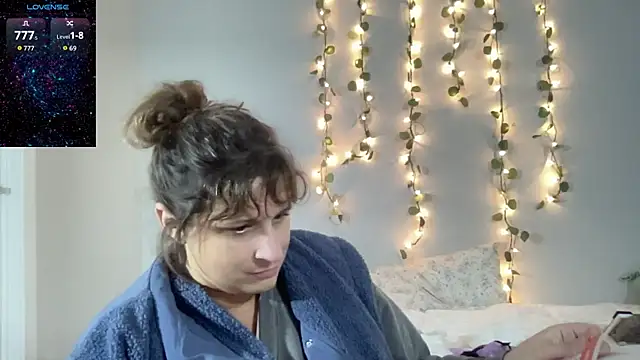 Snapshot of maddiliz chatting on December 1, 12:04 am maddiliz online show from December 1, 12:04 am