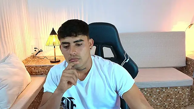 Snapshot of Drakee_Wolf chatting on June 8, 7:47 pm Drakee Wolf online show from June 8, 7:47 pm