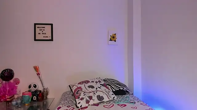 Snapshot of LauraToro_ chatting on November 28, 7:05 pm LauraToro online show from November 28, 7:05 pm