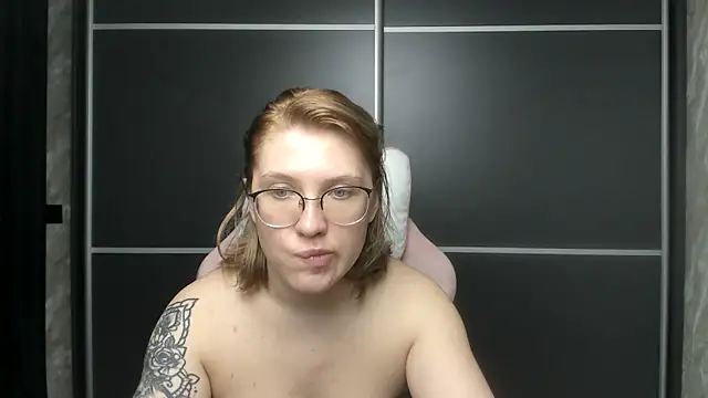 Snapshot of Reginasmilee chatting on February 5, 2:37 pm Reginasmilee online show from February 5, 2:37 pm