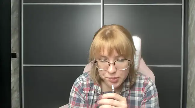 Snapshot of Reginasmilee chatting on February 7, 9:37 am Reginasmilee online show from February 7, 9:37 am