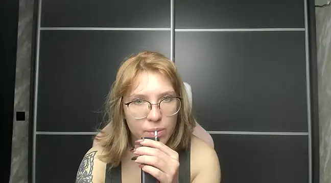 Snapshot of Reginasmilee chatting on February 8, 2:58 am Reginasmilee online show from February 8, 2:58 am