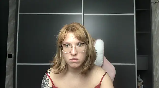 Snapshot of Reginasmilee chatting on February 8, 6:33 am Reginasmilee online show from February 8, 6:33 am