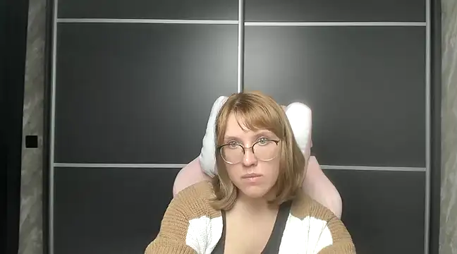 Snapshot of Reginasmilee chatting on February 8, 1:33 pm Reginasmilee online show from February 8, 1:33 pm