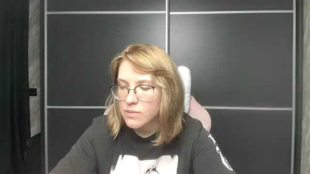 Snapshot of Reginasmilee chatting on February 11, 7:02 am Reginasmilee online show from February 11, 7:02 am
