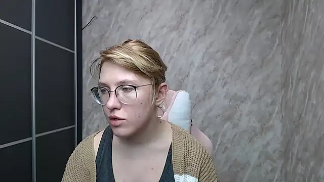 Snapshot of Reginasmilee chatting on February 15, 3:39 pm Reginasmilee online show from February 15, 3:39 pm