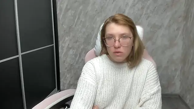 Snapshot of Reginasmilee chatting on February 24, 2:51 am Reginasmilee online show from February 24, 2:51 am
