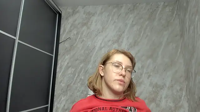 Snapshot of Reginasmilee chatting on February 25, 2:47 am Reginasmilee online show from February 25, 2:47 am