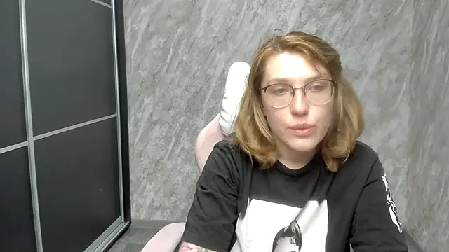Snapshot of Reginasmilee chatting on February 26, 6:37 am Reginasmilee online show from February 26, 6:37 am