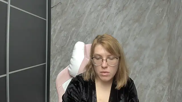 Snapshot of Reginasmilee chatting on February 27, 6:18 am Reginasmilee online show from February 27, 6:18 am