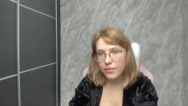 Snapshot of Reginasmilee chatting on February 28, 2:53 am Reginasmilee online show from February 28, 2:53 am