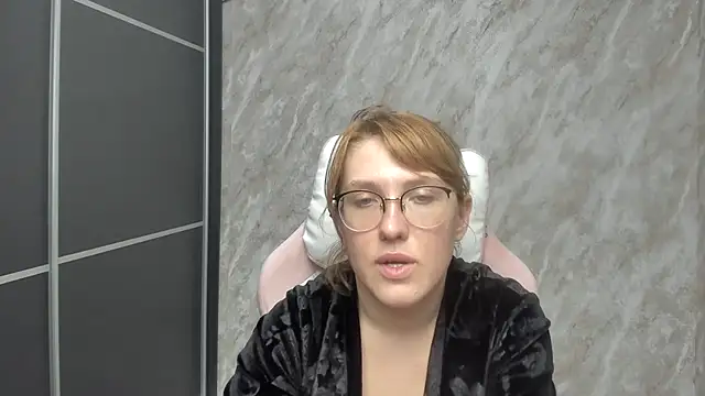 Snapshot of Reginasmilee chatting on February 28, 12:31 pm Reginasmilee online show from February 28, 12:31 pm