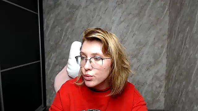 Snapshot of Reginasmilee chatting on March 5, 1:39 pm Reginasmilee online show from March 5, 1:39 pm