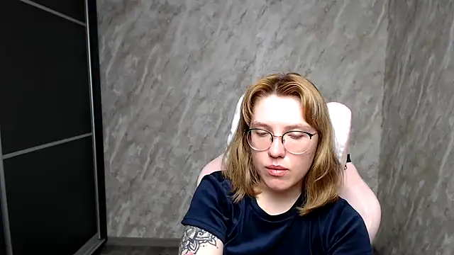 Snapshot of Reginasmilee chatting on March 6, 2:51 am Reginasmilee online show from March 6, 2:51 am