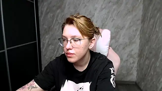 Snapshot of Reginasmilee chatting on March 10, 2:17 am Reginasmilee online show from March 10, 2:17 am