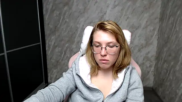 Snapshot of Reginasmilee chatting on March 11, 7:48 am Reginasmilee online show from March 11, 7:48 am