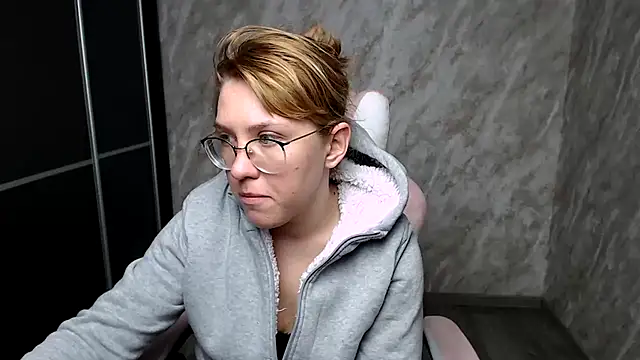 Snapshot of Reginasmilee chatting on March 13, 3:33 am Reginasmilee online show from March 13, 3:33 am