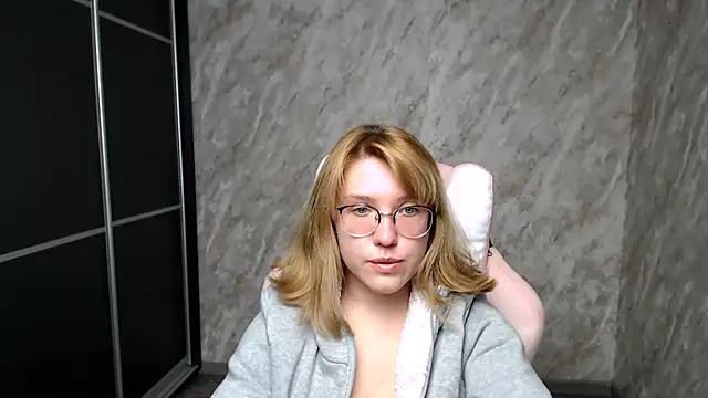Snapshot of Reginasmilee chatting on March 13, 2:12 pm Reginasmilee online show from March 13, 2:12 pm