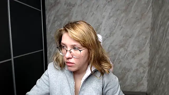 Snapshot of Reginasmilee chatting on March 14, 3:15 am Reginasmilee online show from March 14, 3:15 am