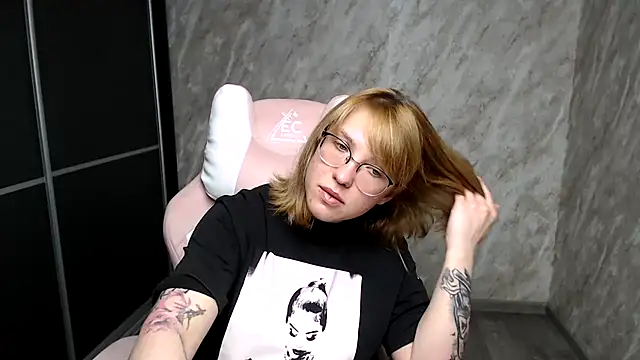 Snapshot of Reginasmilee chatting on March 15, 7:53 am Reginasmilee online show from March 15, 7:53 am