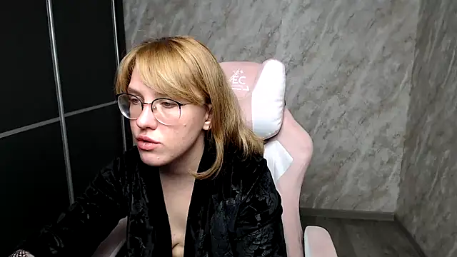 Snapshot of Reginasmilee chatting on March 15, 5:26 pm Reginasmilee online show from March 15, 5:26 pm