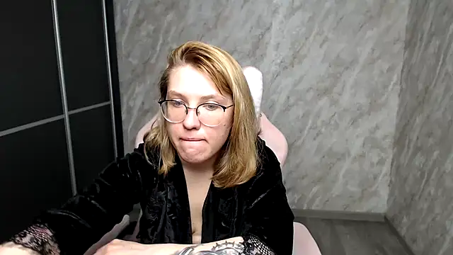 Snapshot of Reginasmilee chatting on March 17, 7:24 am Reginasmilee online show from March 17, 7:24 am