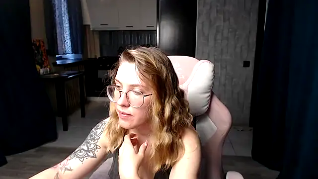 Snapshot of Reginasmilee chatting on September 11, 4:45 am Reginasmilee online show from September 11, 4:45 am