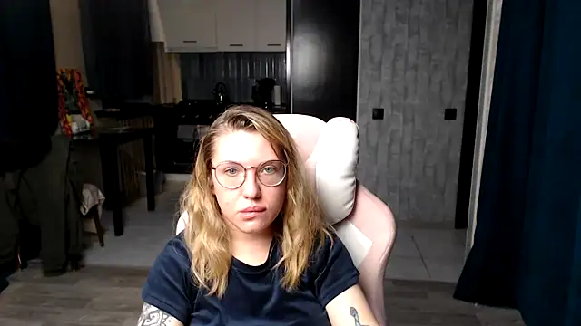 Snapshot of Reginasmilee chatting on September 16, 12:00 am Reginasmilee online show from September 16, 12:00 am