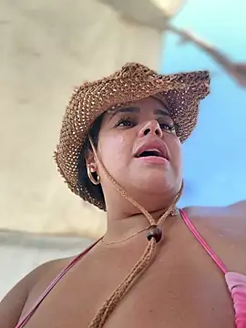 Snapshot of AliceStarshine chatting on December 16, 6:24 pm AliceStarshine online show from December 16, 6:24 pm