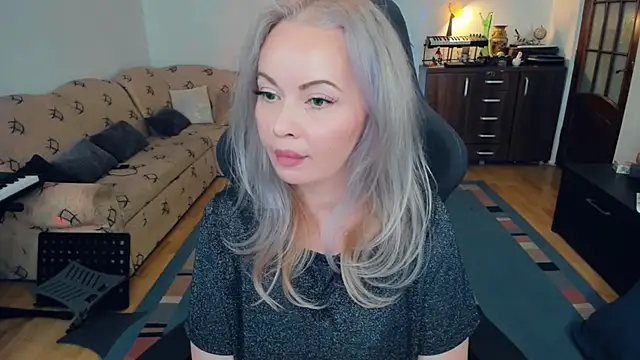 WhitneyLynn online show from January 4, 11:00 am