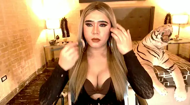 BigCumHuntersxx online show from February 6, 7:35 am