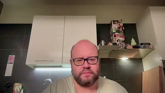 Snapshot of theitalianbear chatting on April 24, 2:03 am theitalianbear online show from April 24, 2:03 am