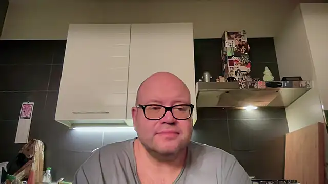 Snapshot of theitalianbear chatting on April 28, 2:27 am theitalianbear online show from April 28, 2:27 am