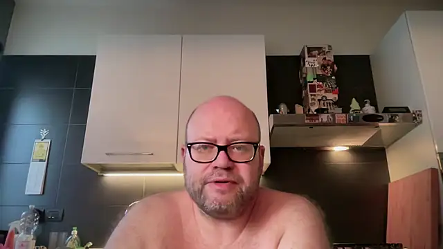 Snapshot of theitalianbear chatting on June 2, 4:03 am theitalianbear online show from June 2, 4:03 am