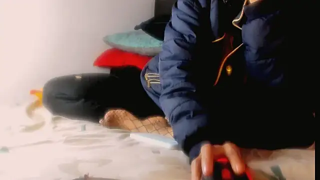 Snapshot of _thamara25 chatting on February 25, 12:03 am thamara25 online show from February 25, 12:03 am