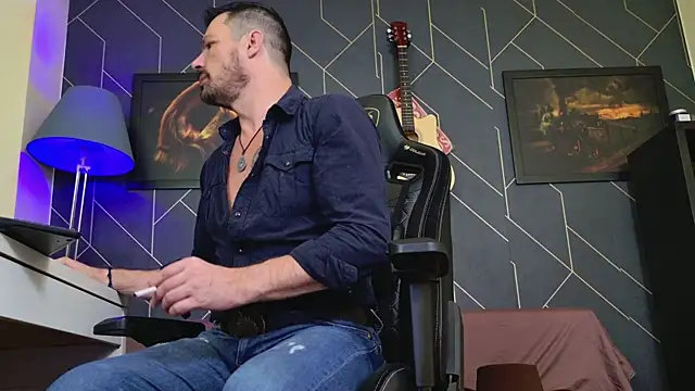 ChrisKox online show from December 4, 2:32 am